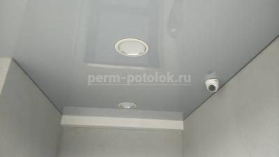 Светло серый натяжной потолок с отверстием под IP камеру